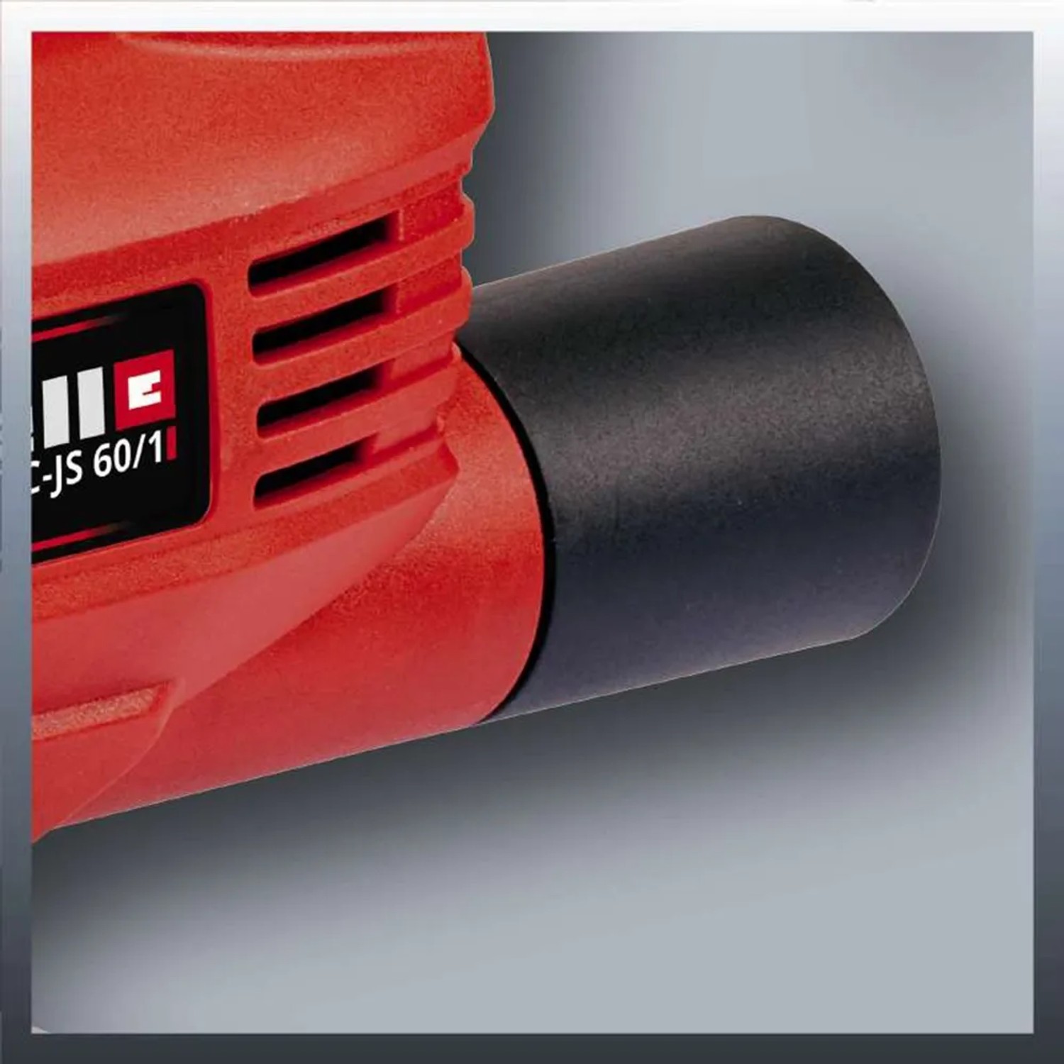 Detailaufnahme: Rote Einhell Stichsäge TC-JS 60/1 mit schwarzem Staubabsaugungsadapter.