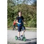 Junge fährt grünen Six Degrees Aluminium Scooter mit 205 mm Rollen und Klappmechanismus im Park.