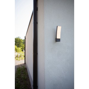 Moderne, anthrazitfarbene Lutec LED-Außenwandleuchte Kira an einer Hauswand.