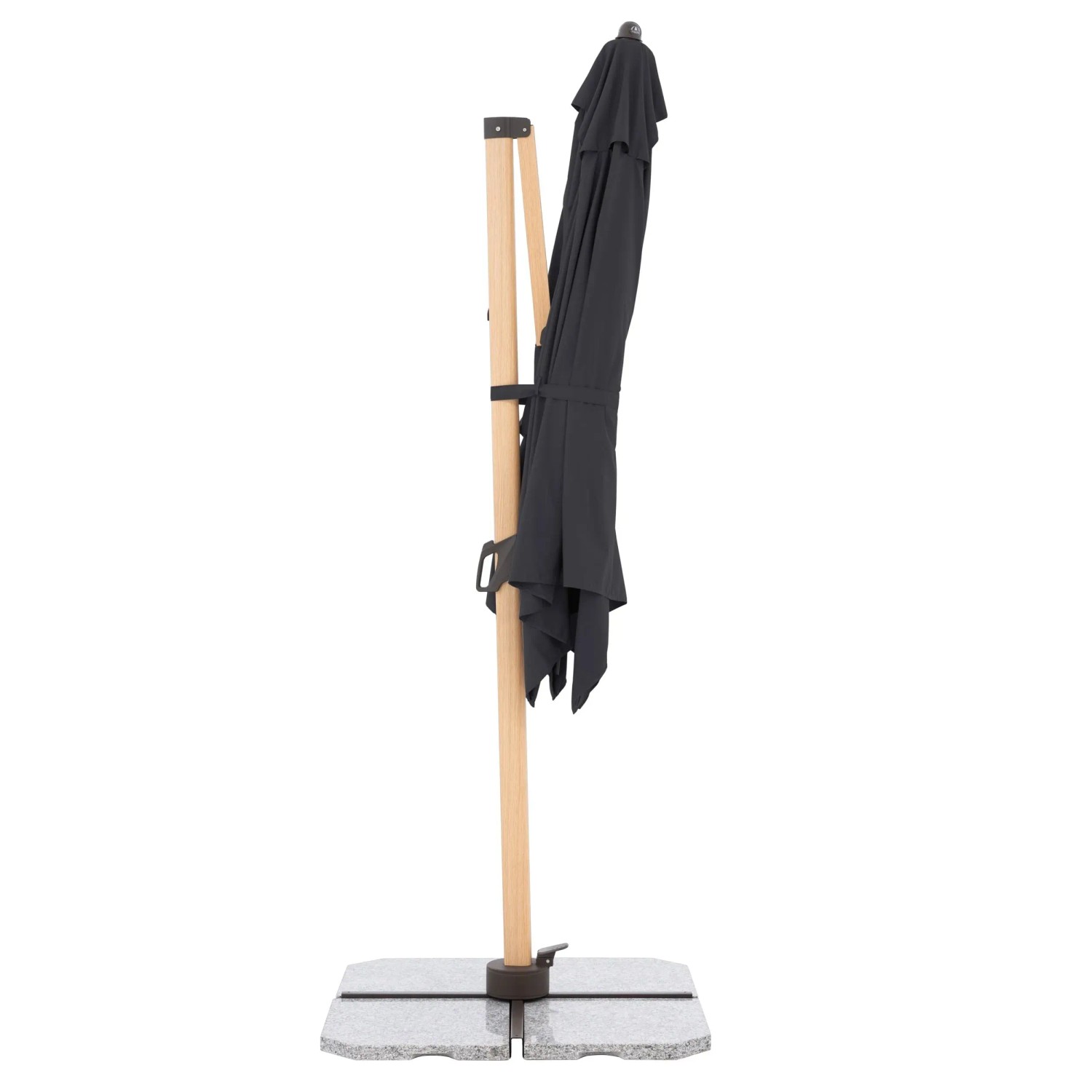 Geschlossener, anthrazitfarbener Pendelschirm ALU WOOD AX mit hellem Eschenholz-Gestell auf grauem Schirmständer.