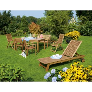 Gartenmöbel-Set aus Holz mit Klappsessel Chelsea und verstellbarer Rückenlehne auf einer grünen Wiese.