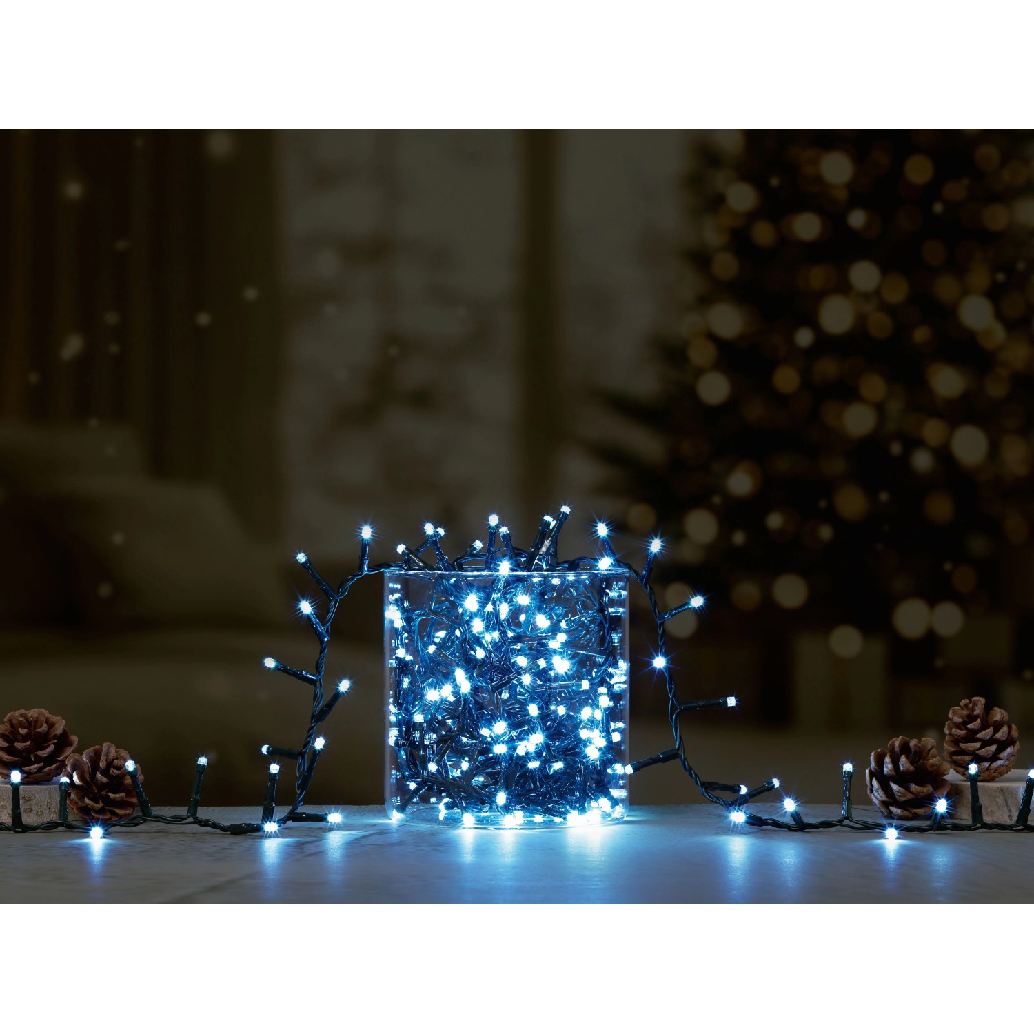OBI Außen Lichterkette mit 700 kaltweißen LEDs in Glaswürfel, dekoriert mit Tannenzapfen. Festliche Gartenbeleuchtung.