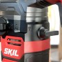Detailaufnahme: Skil Bohrhammer 1781GB, 5 J SDS+, Bedienelemente und rotes Gehäuse.