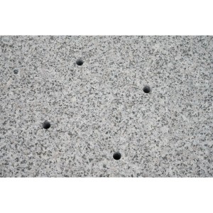 Grauer Siena Garden Granit Schirmständer Ennio 80x80 cm mit Rollen und vier Löchern.