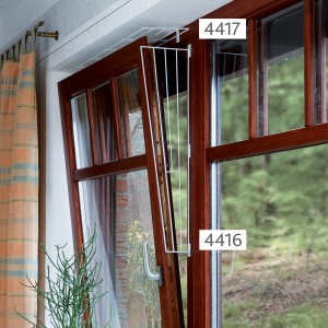 Weißes Trixie Katzen-Schutzgitter für Fenster-Seitenteil, montiert an einem braunen Holzfenster.