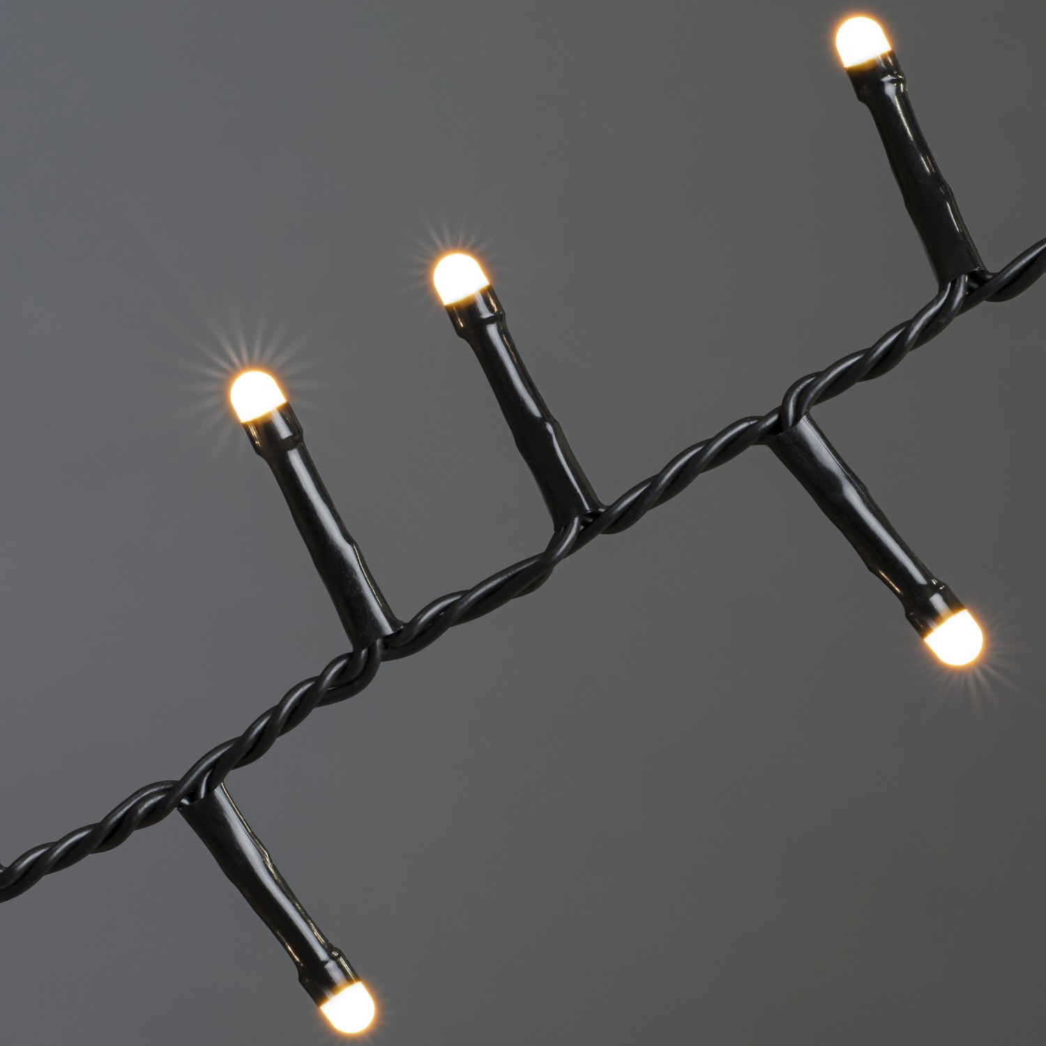 Konstsmide Micro LED Lichterkette mit 400 bernsteinfarbenen LEDs für den Innenbereich.