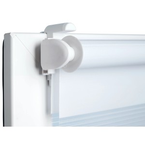 Detailaufnahme: Weiße Klemmträger zur Rollo-Montage ohne Bohren für Sedano Rollos.