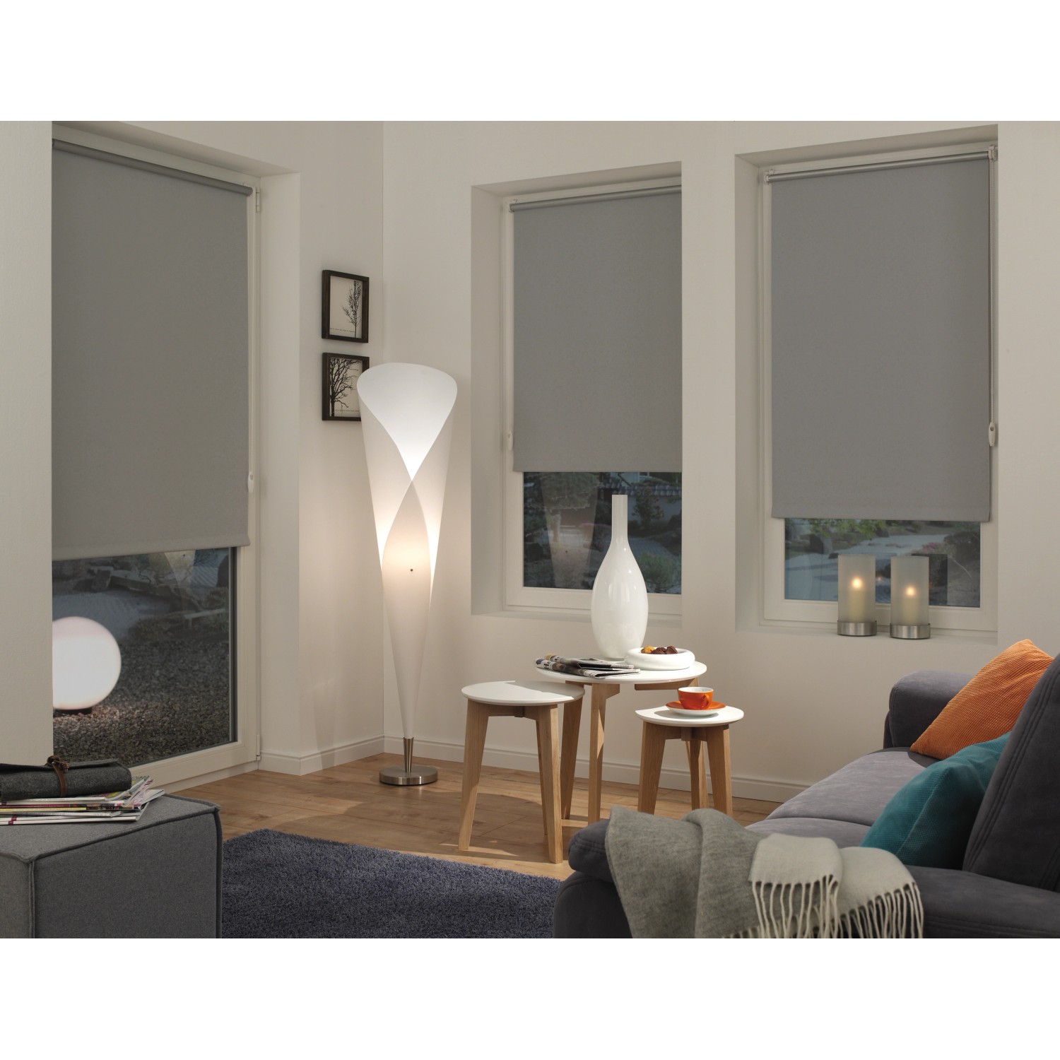 Graues Gardinia Rollo EasyFix Thermo, energiesparend, 90x210 cm, im Wohnraum.