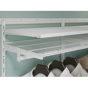 Weiße Metall-Wandschiene (50 cm) zur Regalgestaltung mit Regalböden und Kleiderstange.