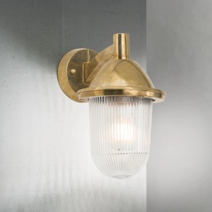 Rustikale Außenwandleuchte aus rohem Messing mit geripptem Glas. IP54, E27 Fassung, abwärtsgerichtet. Ideal für Fassaden.
