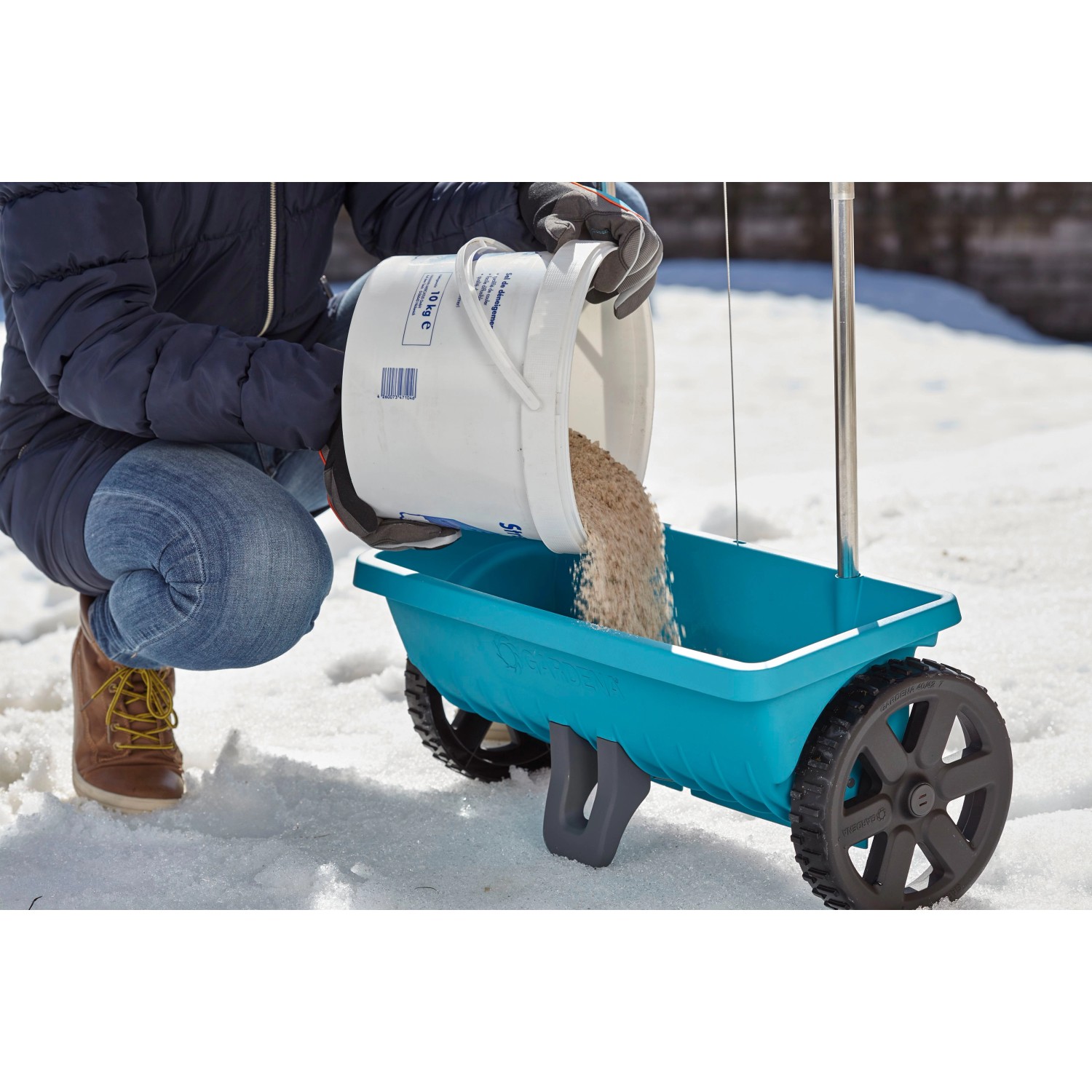 Gardena Streuwagen L beim Befüllen mit Dünger oder Streusalz.