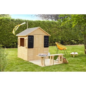 Soulet Kinderspielhaus Grace mit Sitzbank und Kreidetafeln im Garten.