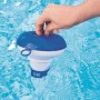Bestway Dosierschwimmer im Pool, zur Chemikalienfreisetzung. Blau-weißer Pool Chemikalien Schwimmer mit Hand.