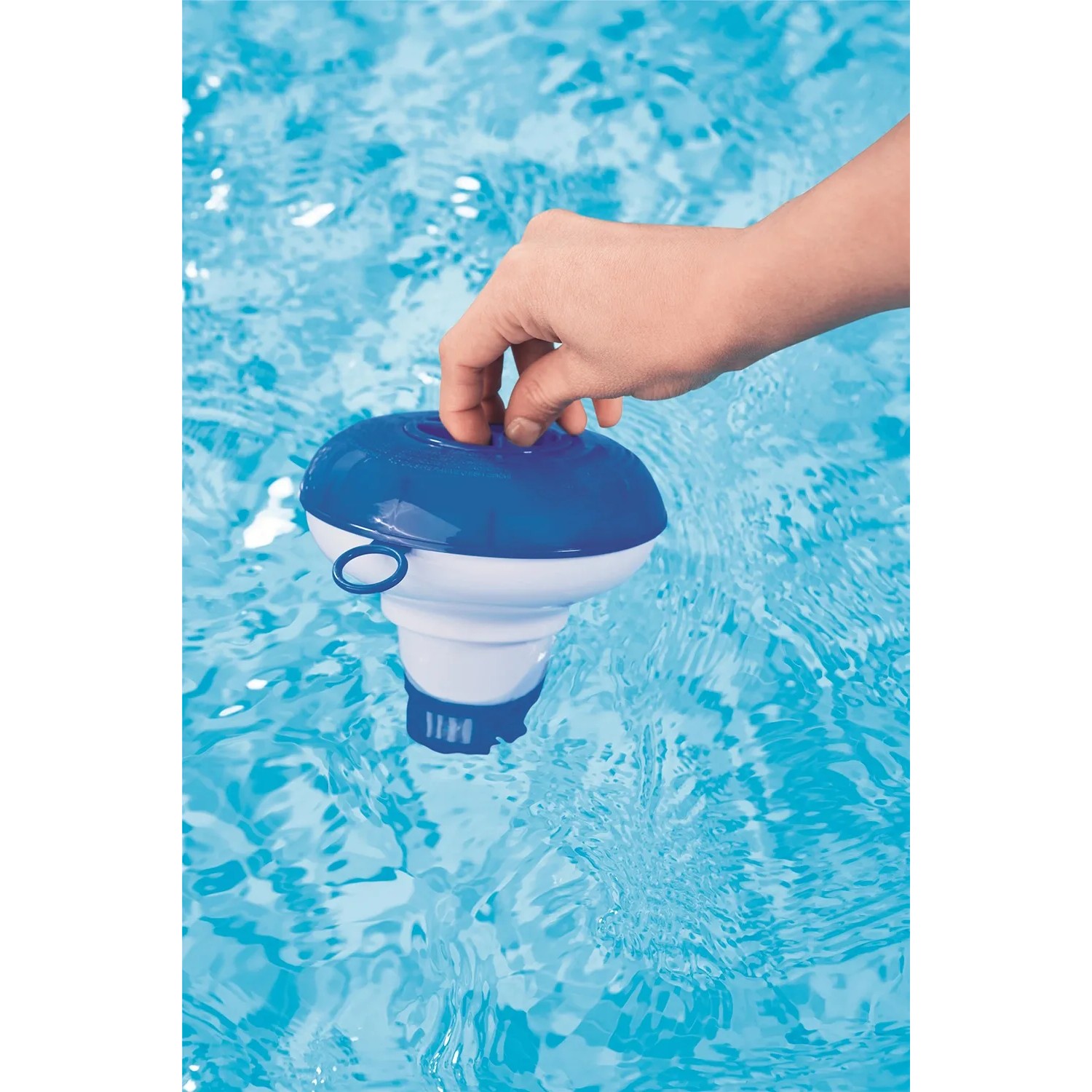 Bestway Dosierschwimmer im Pool, zur Chemikalienfreisetzung. Blau-weißer Pool Chemikalien Schwimmer mit Hand.