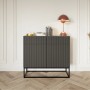 Modernes Selsey Sideboard Veldio schwarz mit geriffelter Front, 2 Türen und schwarzen Metallbeinen im Wohnzimmer.
