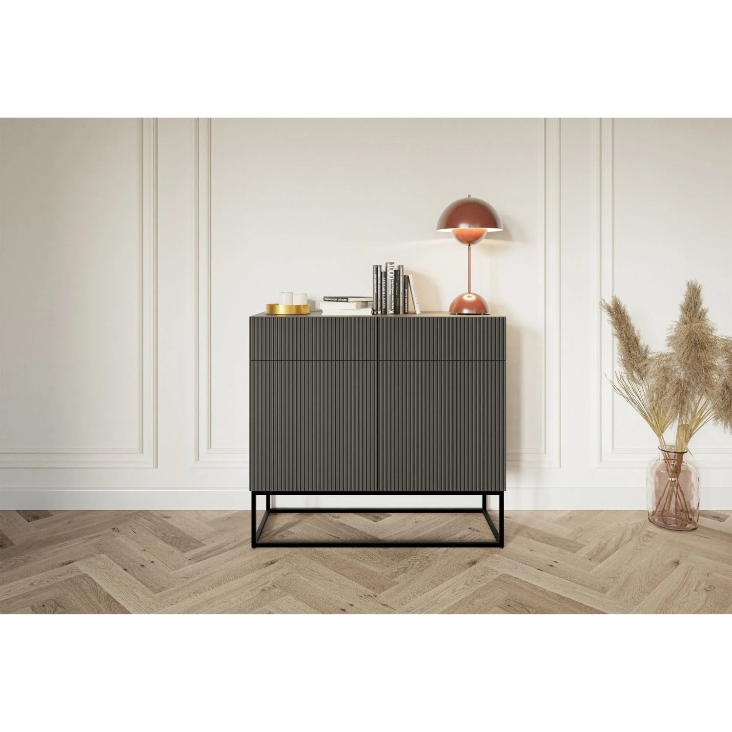 Modernes Selsey Sideboard Veldio schwarz mit geriffelter Front, 2 Türen und schwarzen Metallbeinen im Wohnzimmer.