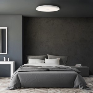 Weiße, runde LED-Deckenleuchte Adora (Ø 60cm) im Schlafzimmer mit grauer Einrichtung.