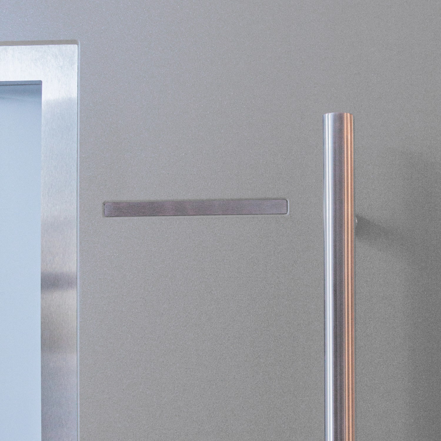 Detailaufnahme: Graue Sicherheits-Haustür ThermoSpace Prime Milano mit Edelstahlgriff.