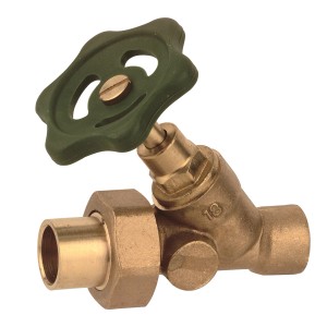 Glänzendes Kirchhoff Schrägsitzventil aus Messing (22 mm) ohne Entleerung mit grünem Griff.