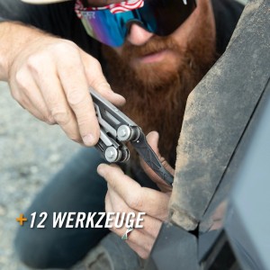 Mann benutzt Gerber Multi-Tool Dual-Force. Das Multitool bietet 12 Werkzeuge für vielfältige Anwendungen.