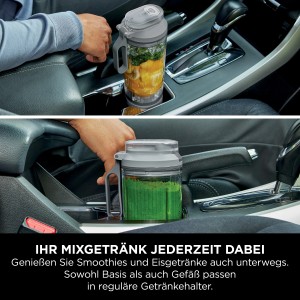 Ninja Blast Max Mixer im Auto-Getränkehalter. Kabelloser Mixer in Silber mit Smoothie.