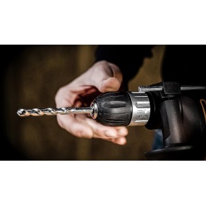 Worx Schlagbohrmaschine WX317.2 mit eingespanntem Bohrer, Nahaufnahme.