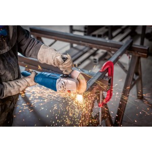 Bosch Professional GWS 2000 P Winkelschleifer im Einsatz beim Trennen von Metall.