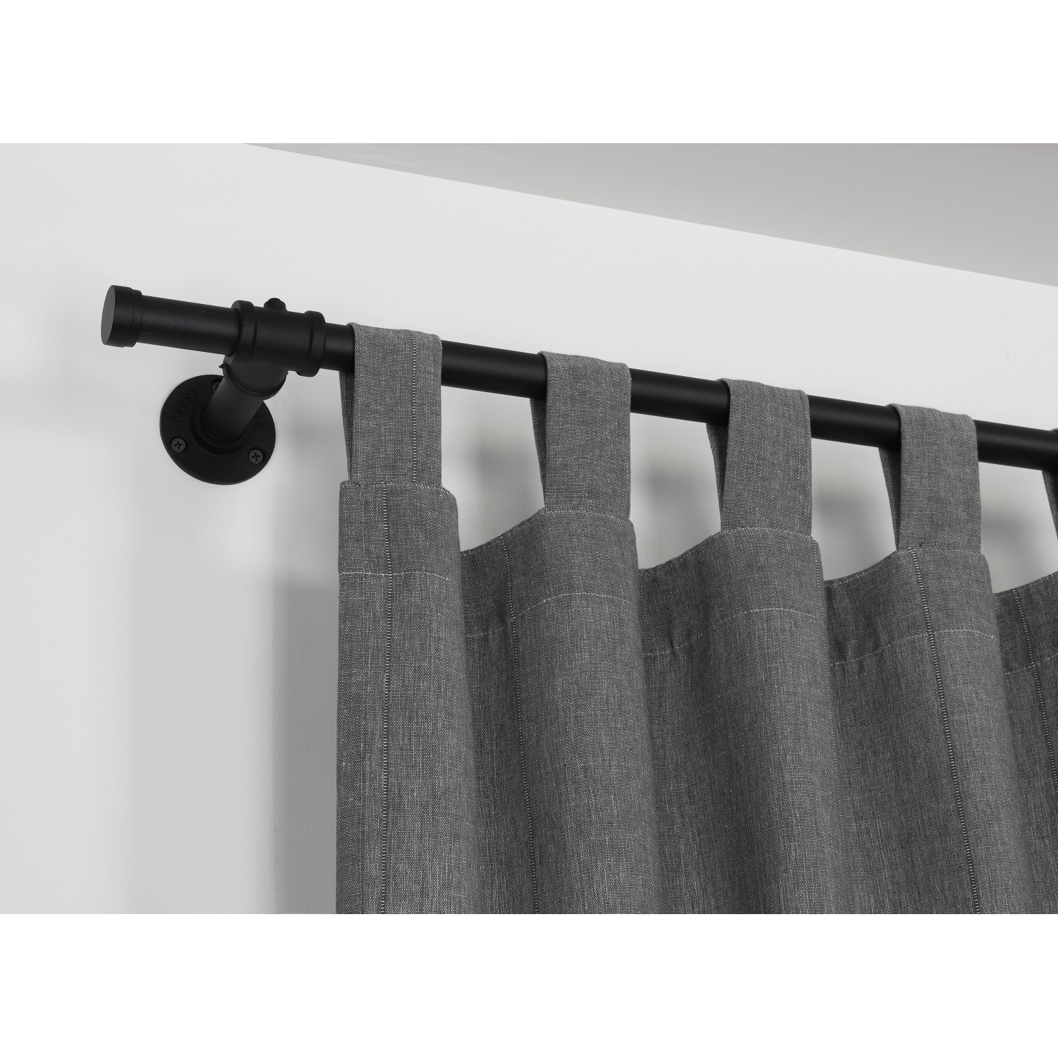 Gardinia Gardinenstange Industrial Home, Ø 25mm, schwarz, mit grauen Gardinen.
