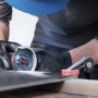 Bosch Expert Diamanttrennscheibe schneidet Fliese mit Winkelschleifer. Zubehör für präzise Schnitte.