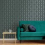 Boutique Vliestapete Marquise Geo Ermald mit geometrischem Muster in Gold auf dunklem Grund.
