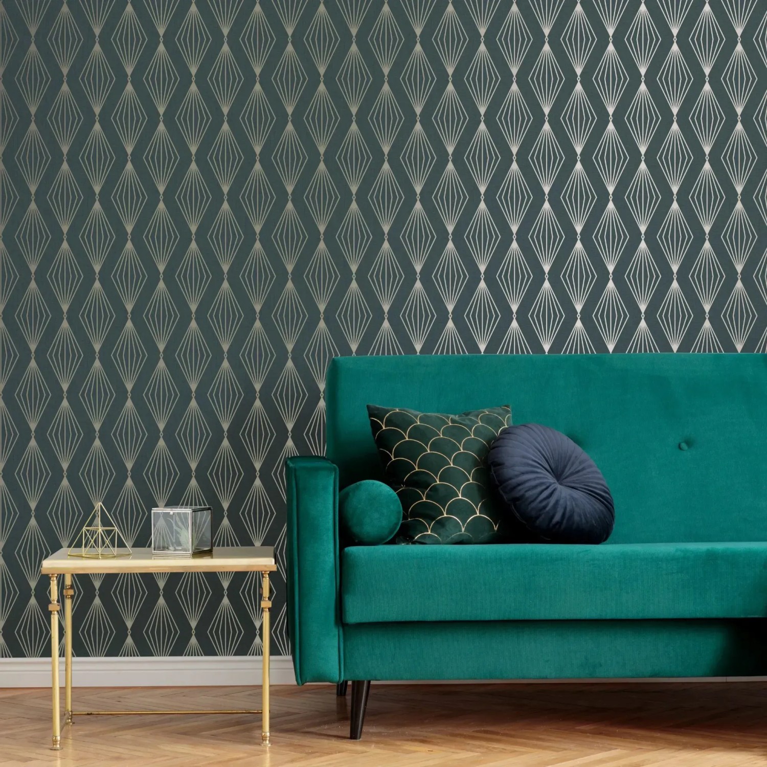 Boutique Vliestapete Marquise Geo Ermald mit geometrischem Muster in Gold auf dunklem Grund.