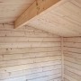 Innenansicht Weka Gartenhaus Killarney: Holzdecke und Blockbohlenwand aus Fichtenholz.