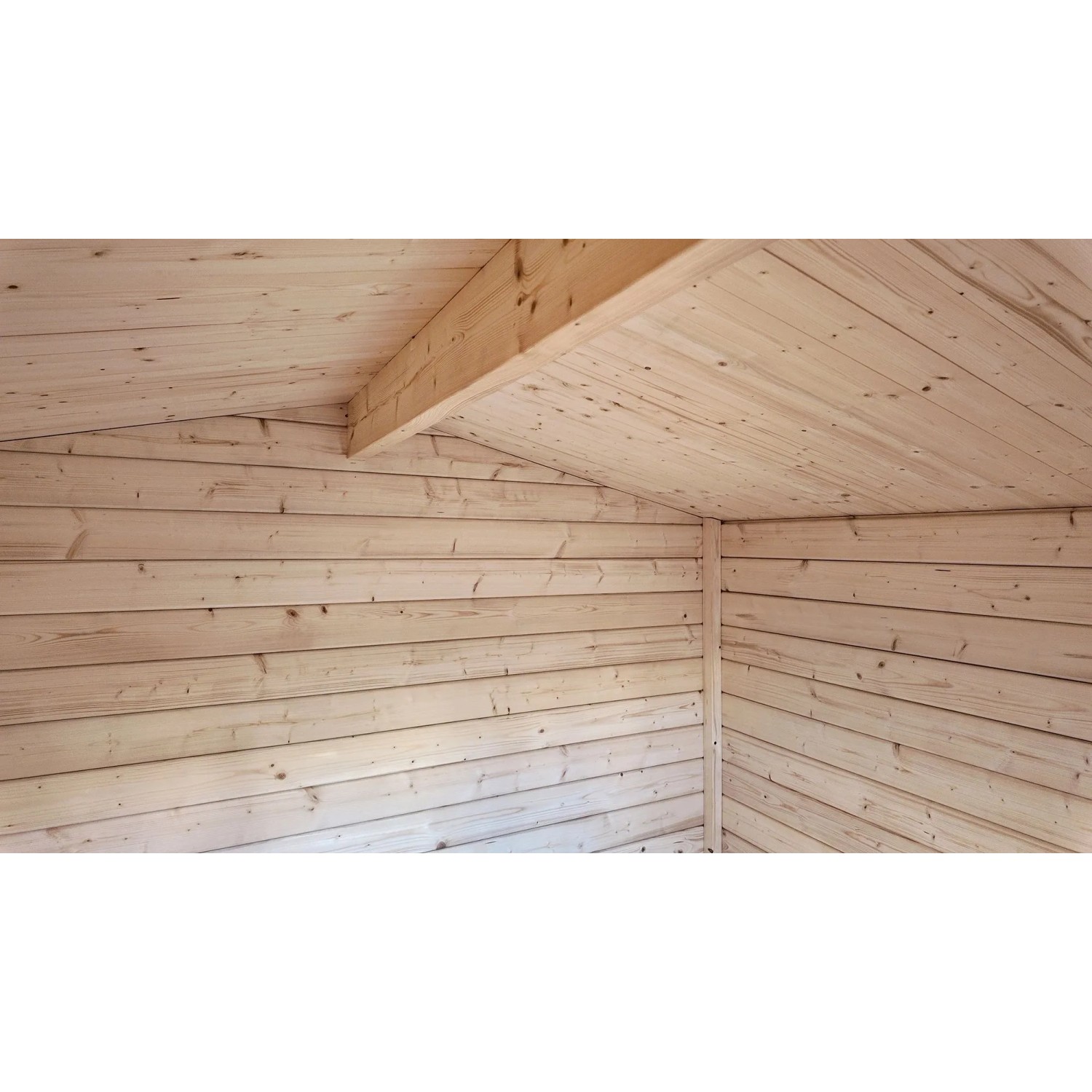 Innenansicht Weka Gartenhaus Killarney: Holzdecke und Blockbohlenwand aus Fichtenholz.