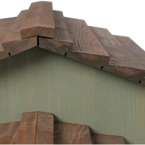 Detailansicht des Siena Garden Igelhauses aus Kiefernholz in Olive und Braun.