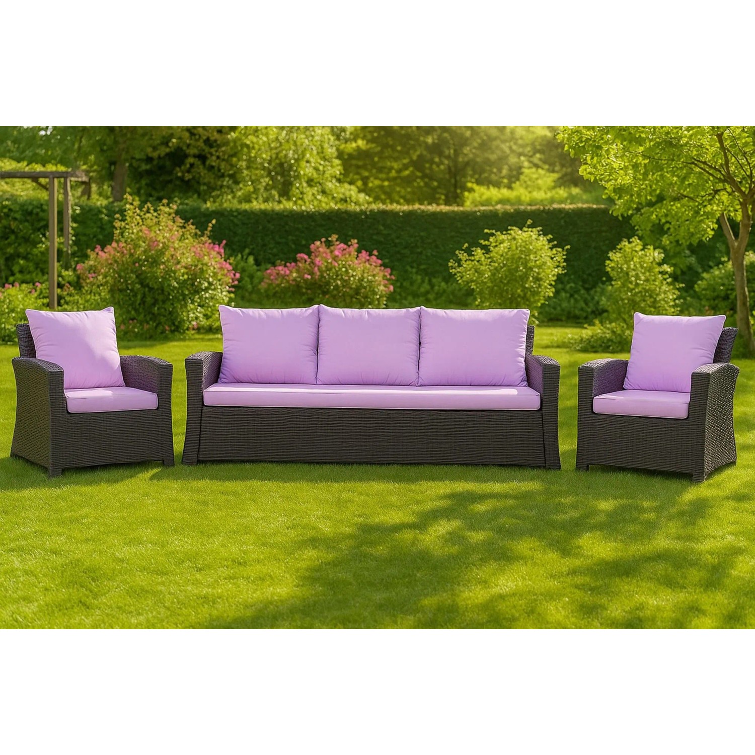 Lila Setgarden Gartenkissen für Polyrattan-Möbel, bestehend aus Sofa und zwei Sesseln im Garten.