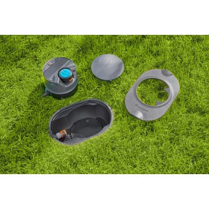 Gardena Pipeline Bewässerungsset AquaPrecise solarbetrieben auf Rasen, bestehend aus Regner, Schacht und Zubehör.