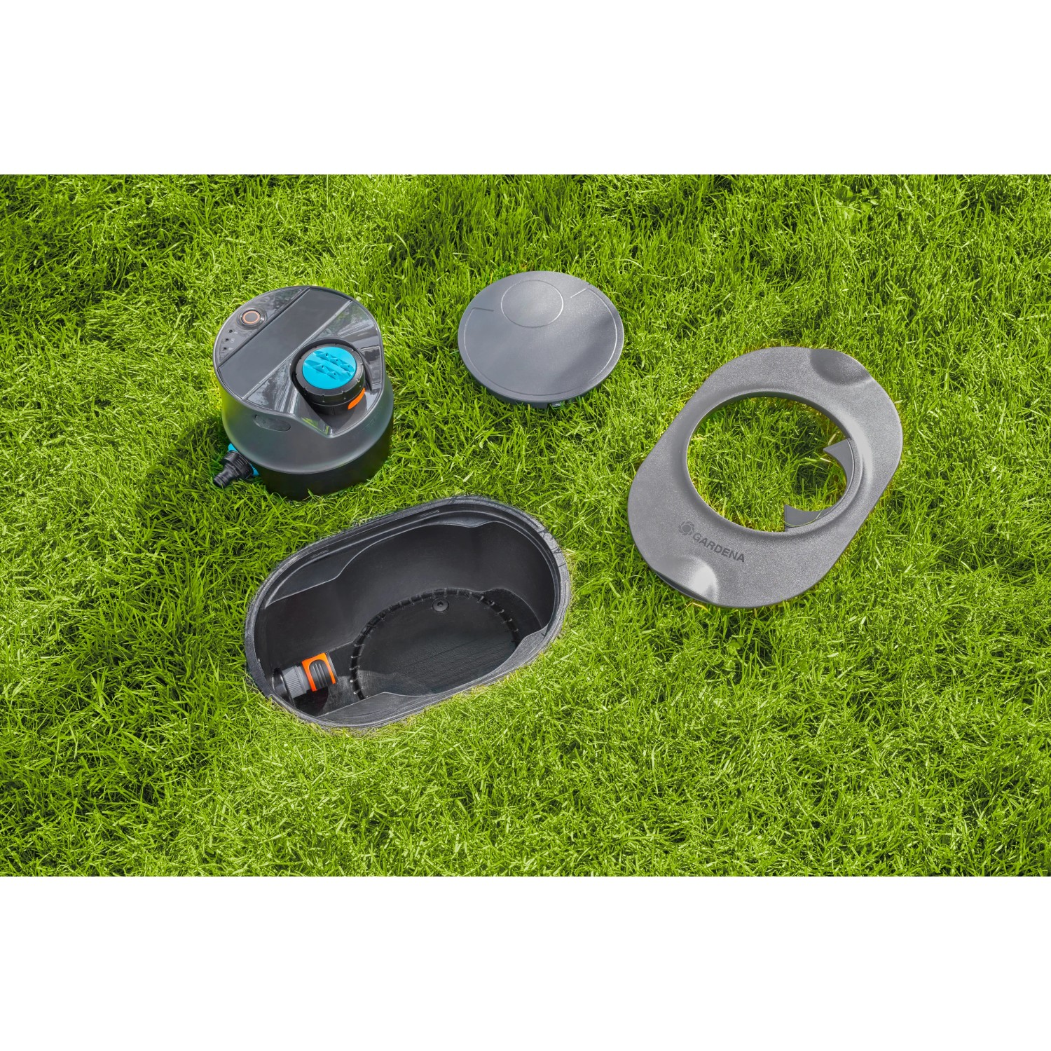 Gardena Pipeline Bewässerungsset AquaPrecise solarbetrieben auf Rasen, bestehend aus Regner, Schacht und Zubehör.