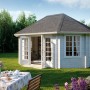 Palmako Holz-Pavillon Hanna, grau grundiert, mit Doppeltür und Fenstern im Garten.