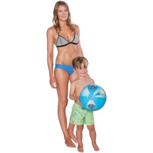 Happy People Paw Patrol Wasserball (Ø 29cm) mit Kind und Frau im Hintergrund.