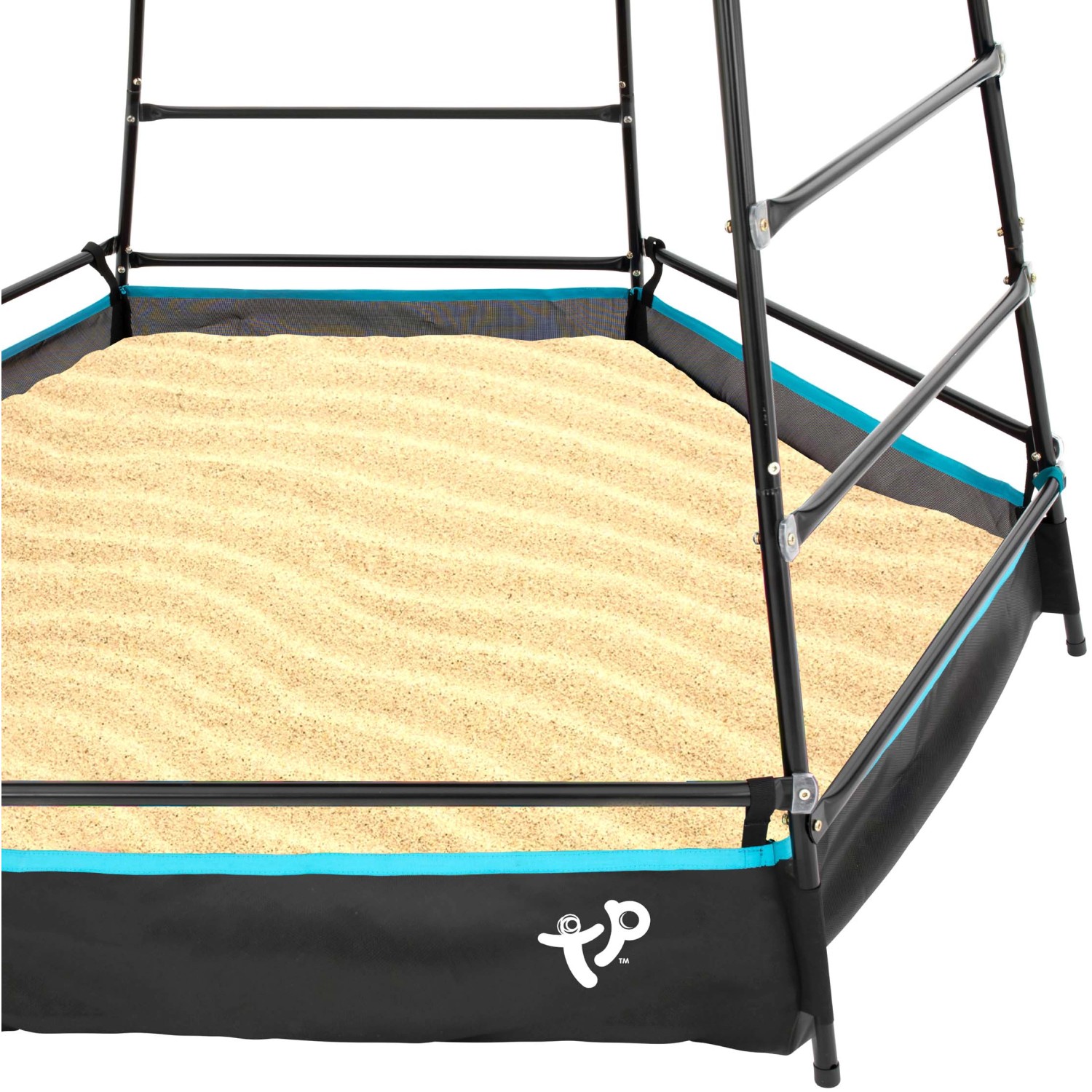 Detailansicht Sandkasten des TP Toys Klettergerüst Explorer, schwarz mit Stahlrahmen und Sand.
