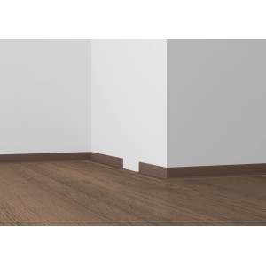 Weiße Wand mit selbstklebenden, braunen Knickwinkel Sockelleisten (18mm) auf Holzboden.