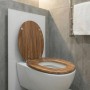 WC-Sitz Holzmaserung mit Absenkautomatik, geöffnet, Metallscharniere. Modernes Badezimmer.