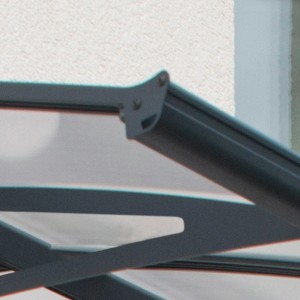 Detailaufnahme: Graues Palram Canopia Vordach Amsterdam, Befestigung und Regenrinne.