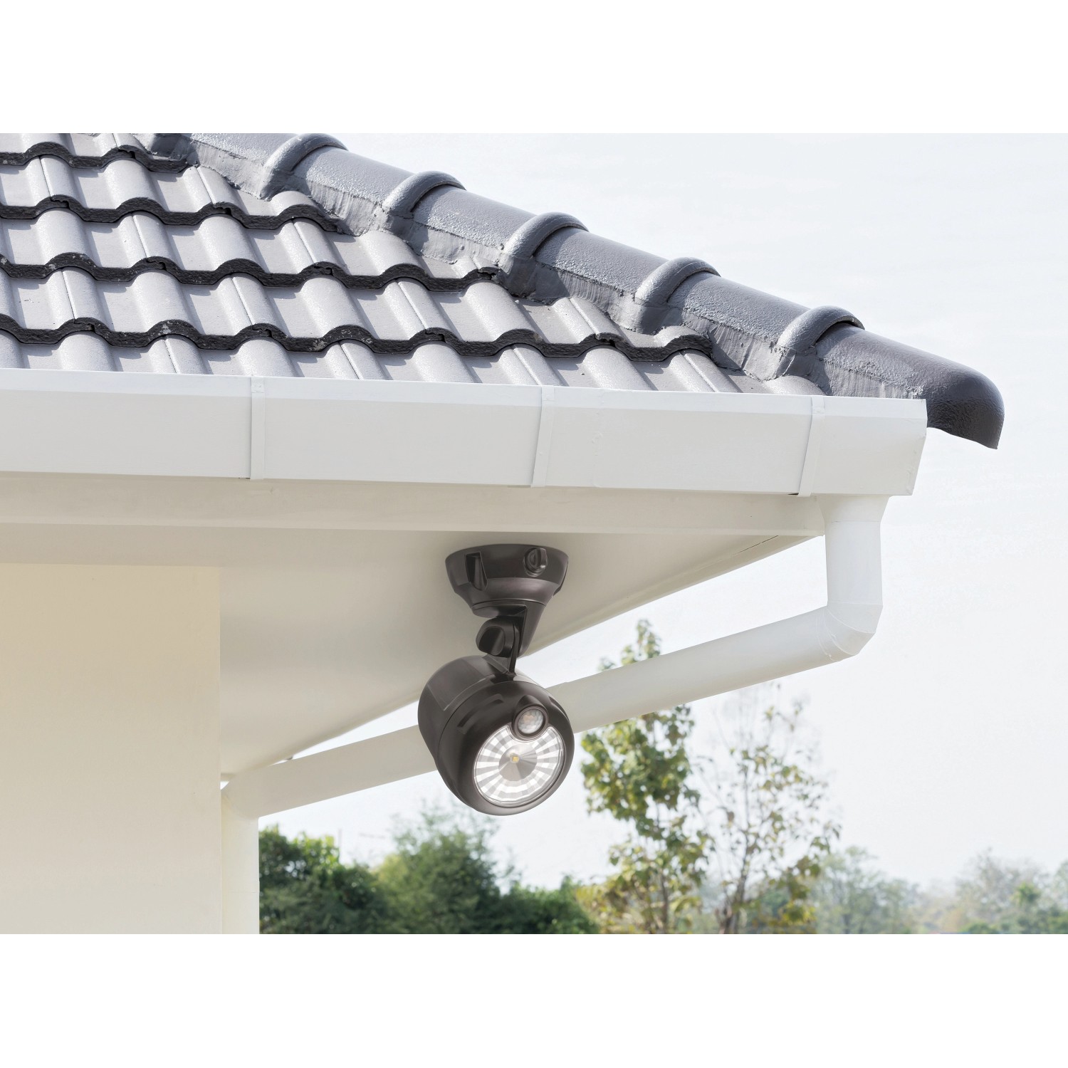 Braune Mr. Beams LED-Außenwandleuchte mit Bewegungsmelder unter einem Dachvorsprung.