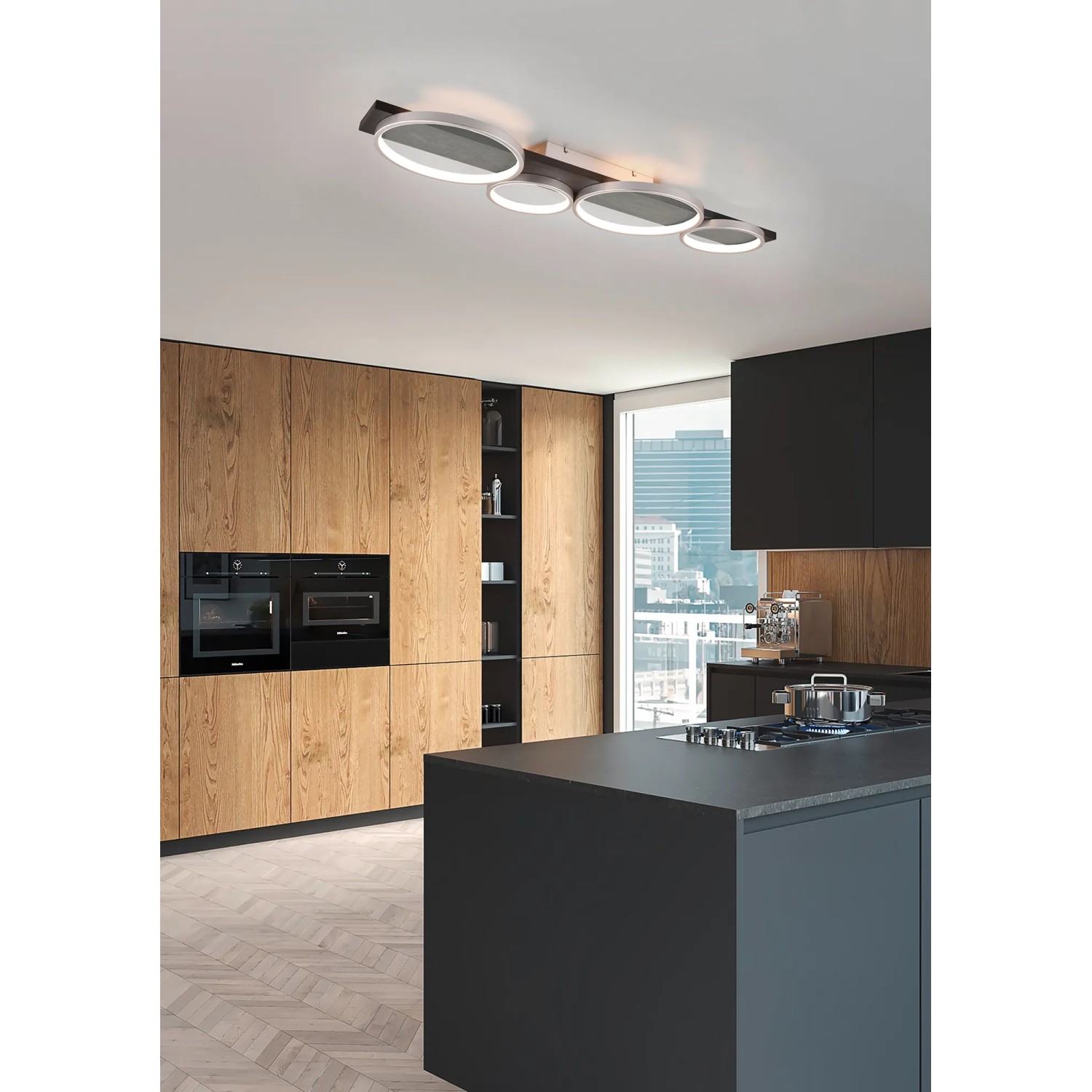 Moderne Trio LED Deckenleuchte Medera, schwarz matt, in einer Küche.