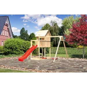 Karibu Kinderspielhaus Frieda Set mit roter Rutsche und Doppelschaukel aus naturbelassenem Holz.