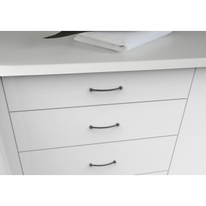 Detailaufnahme: Weißes Möbelstück mit drei Schubladen und Siro Möbelgriffen in Schwarzchrom matt.