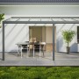 Anthrazit Terrassenüberdachung Smartline mit Polycarbonatplatten, Tisch, Stühlen und Grill.