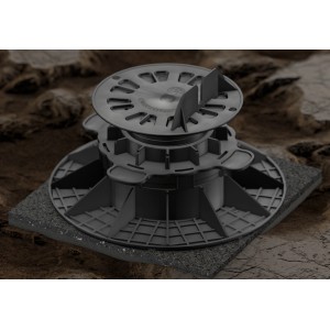 Schwarzes GS Terrassen Weichschaumpad 200x200x10 mm unter einem Terrassenfuß zum Ausgleich von Unebenheiten.