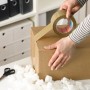 Tesapack Strong Packband braun beim Verkleben eines Kartons.